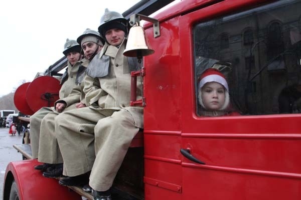 В параде Дедов Морозов приняли участие пожарные