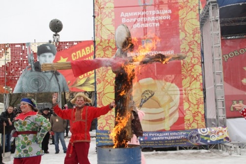 В конце праздника на площади сожгли чучело Масленицы