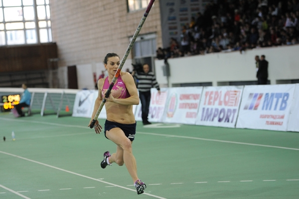 Елена Исинбаева взяла высоту 4,7м