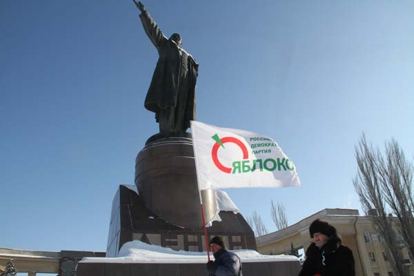 Волгоградцы митинговали у подножия главного революционера Ленина
