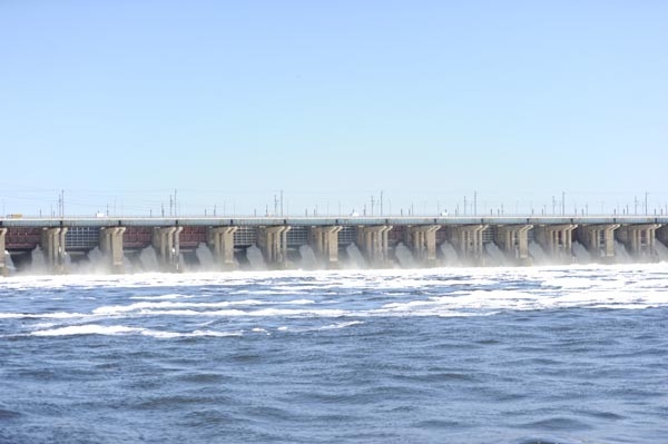 Сброс воды на Волжской ГЭС