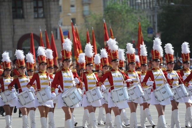 Парад открылся под барабанную дробь курсанток-барабанщиц Волгоградской академии МВД