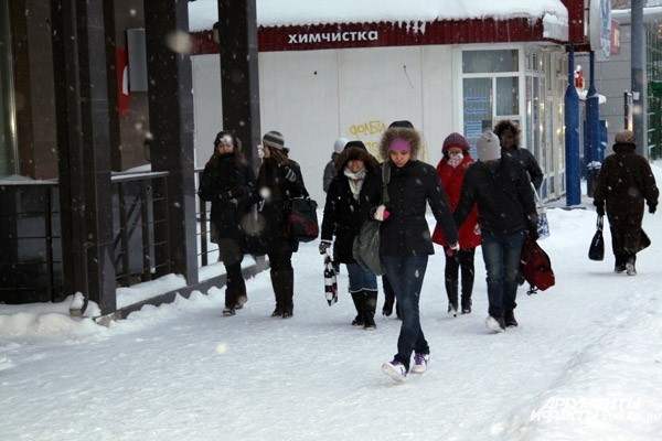 8 января начавшийся снегопад радовал глаз отдыхающих горожан. Но уже на следующий день волгоградцы отправились на работу. Тысячи человек попали утром в пробки.