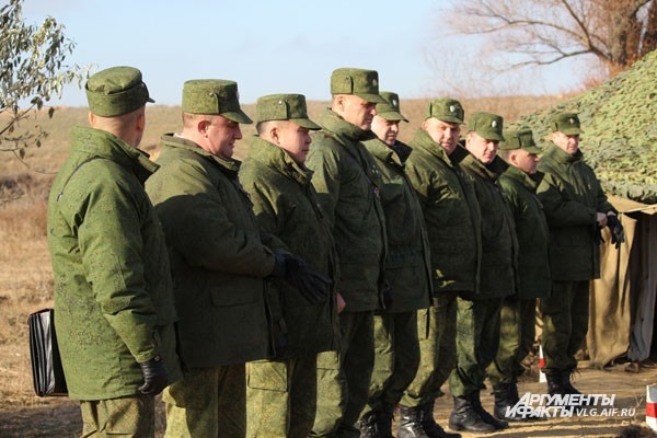 Под Волгоградом прошли учения командиров бригад сухопутных войск РФ под руководством генерал-полковника Владимира Чиркина. Военные отрабатывали как пользование техникой, так и физические действия.