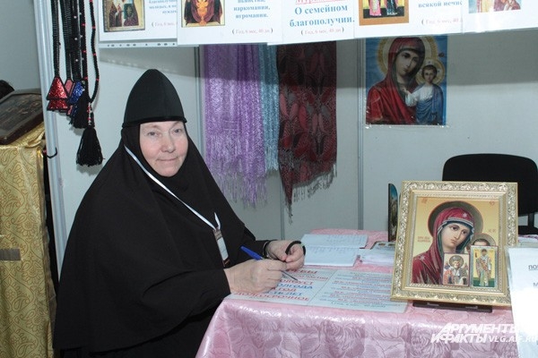 Волгограде проходит ежегодная выставка «Царицын Православный – Хвали имя Господне!». Здесь представлено храмовое убранство, христианская литература, продукция монастырей и скитов. В Волгоград привезли части Покрова Пресвятой Богородицы из кафедрального со