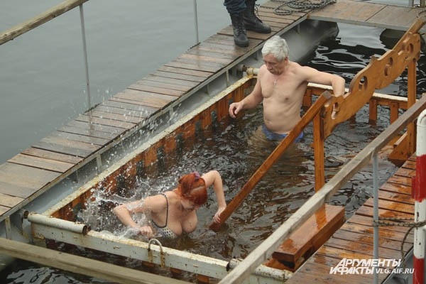 Волгоградцы окунулись в крещенскую воду