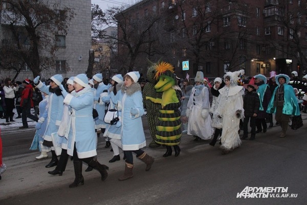 Парад Дедов Морозов сопровождался огненным представлением