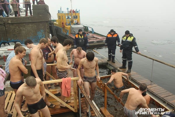 Волгоградцы окунулись в крещенскую воду