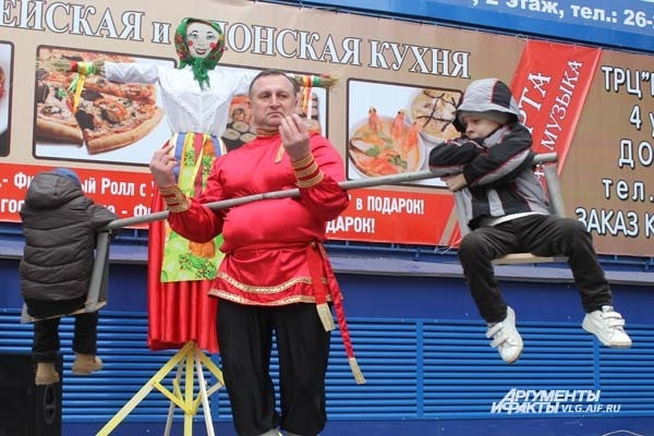 Волгоградцы полакомились блинами