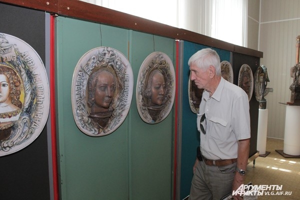 Посетитель в музее