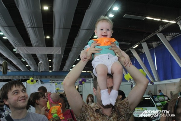 В Волгограде младенцы ползали наперегонки