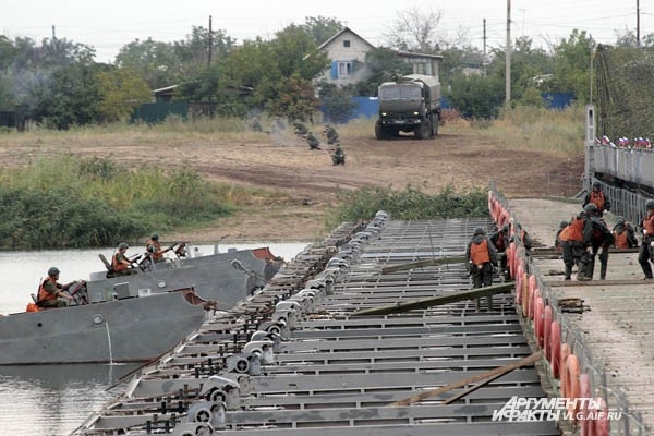 Наведение понтона в разгаре