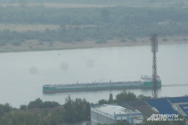 Баржа, проплывающая по Волге