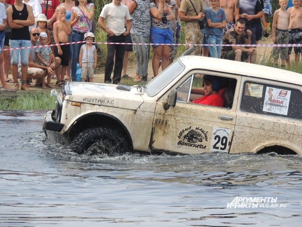 Экипаж №29 пытается преодолеть водное препятствие.
