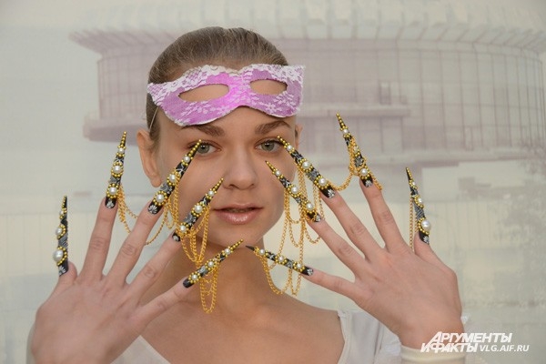 Женщины любят длинные ногти, а мужчины - длинные ноги!