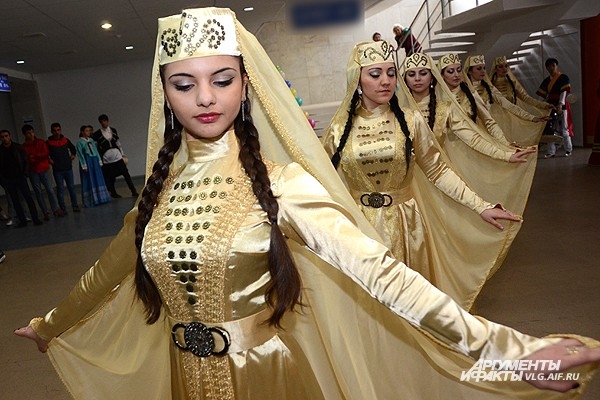 Красавицы Востока исполняют танец
