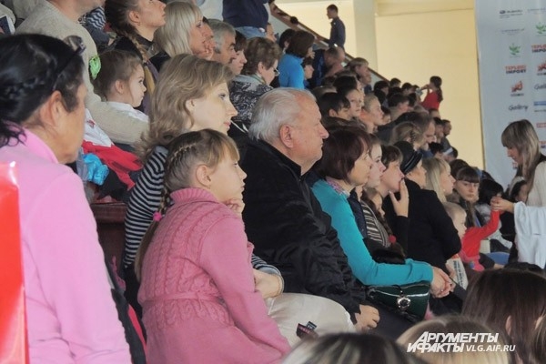 Зрители на трибунах ждут, когда зажгутся новые спортивные звездочки Волгограда.
