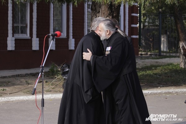 Священники поздравляют друг друга