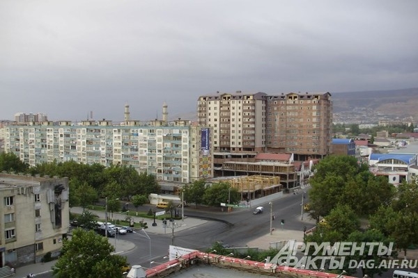 Центр Махачкалы под тяжестью туч