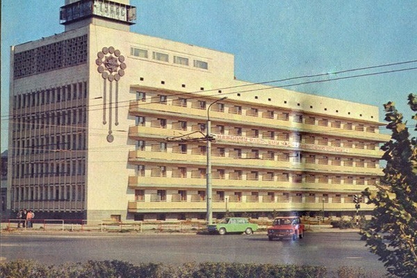 Улица 26 бакинских комиссров некогда славилась своей широкой дорогой и высокими тополями