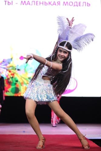 Возрастная категория 7-10 лет: 3 место поделили Шорена Гуджабидзе (образ «Бразильский карнавал») и Лиза Котова (образ «Белая метелица»).
