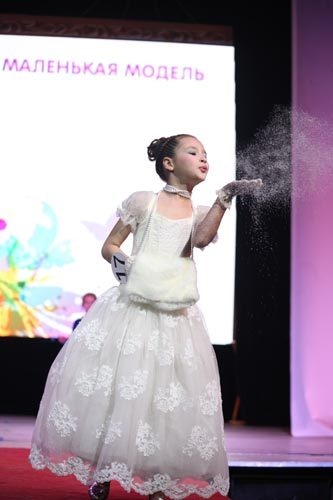 Возрастная категория 7-10 лет: 3 место поделили Шорена Гуджабидзе (образ «Бразильский карнавал») и Лиза Котова (образ «Белая метелица»).
