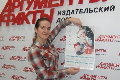 Участники конкурса в ответ поблагодарили организаторов конкурса, и один из победителей подарил настенный календарь с фотографией Льва Савельева.