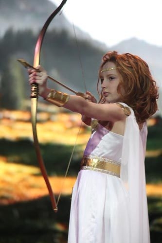 Возрастная категория 10-12 лет: Номинация «Открытие года» вручена Софии Залевской в костюме Дианы, богини охоты.