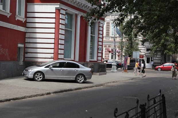 Штраф за остановку или стоянку на пешеходном переходе (и на расстоянии 5 м от него), на тротуаре (если она не разрешена соответствующим дорожным знаком) поднялся с 300 до 1000 рублей.