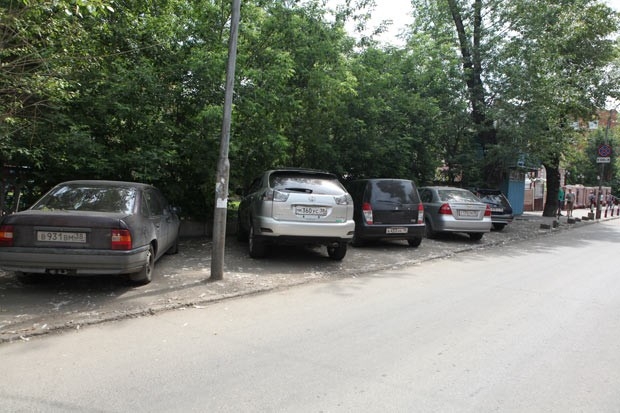 Штраф за остановку или стоянку на пешеходном переходе (и на расстоянии 5 м от него), на тротуаре (если она не разрешена соответствующим дорожным знаком) поднялся с 300 до 1000 рублей. 
