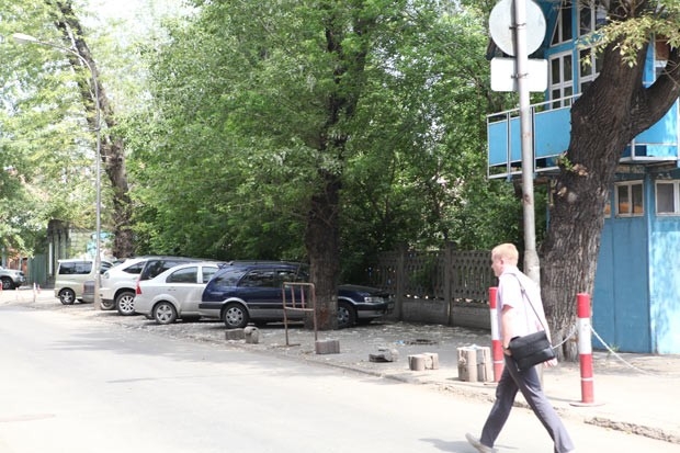 Штраф за остановку или стоянку на пешеходном переходе (и на расстоянии 5 м от него), на тротуаре (если она не разрешена соответствующим дорожным знаком) поднялся с 300 до 1000 рублей. 