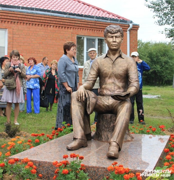 По словам родственников и земляков драматурга, скульптору удалось передать максимальное внешнее сходство с писателем.