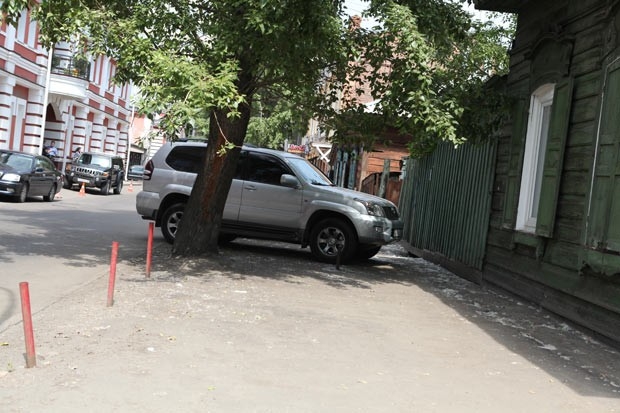 Штраф за остановку или стоянку на пешеходном переходе (и на расстоянии 5 м от него), на тротуаре (если она не разрешена соответствующим дорожным знаком) поднялся с 300 до 1000 рублей.