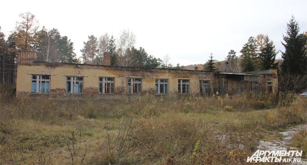 Столовая заброшена давно и страдает от хулиганов.