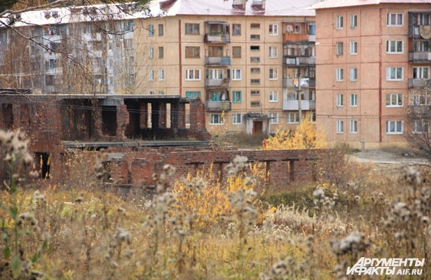 «Новострой» из красного кирпича - новый детский сад. Окончание строительства ждут в городке уже несколько лет.