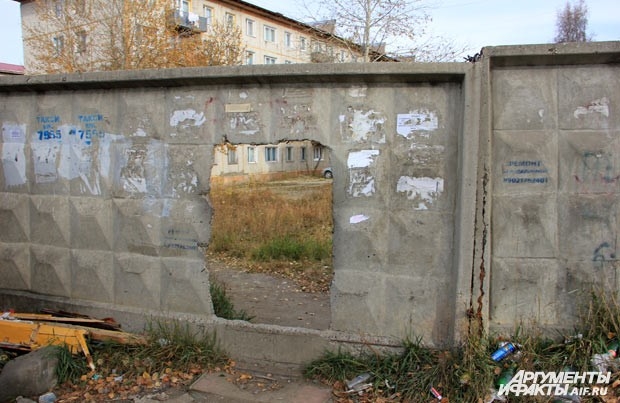 Вход свободный как в заборе, так и на КПП.