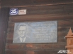 О том, что с 1937 года здесь жил со своей семьей Леонид Гайдай, напоминает мемориальная доска и табличка на почтовом ящике.