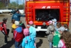 Детишки были счастливы увидеть пожарную технику так близко.