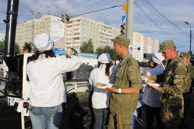 Людям, работающим на возведении дамб, выдаются гречневая каша, хлеб и горячий чай. Только 25 августа сотрудники МЧС России обеспечили питание около 800 человек. 