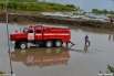 Службы спасения предпринимают попытки откачать воду.