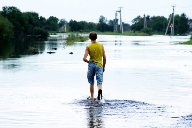 Вода сильно разлилась, теперь до некоторых мест в Благовещенске можно добраться только вброд.