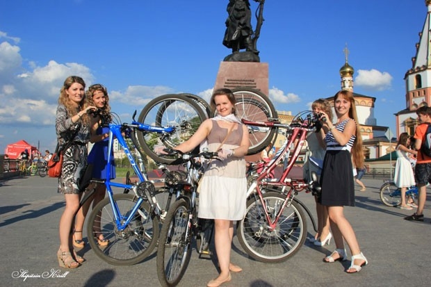Все участницы должны были быть в красивом платье и на велосипеде.