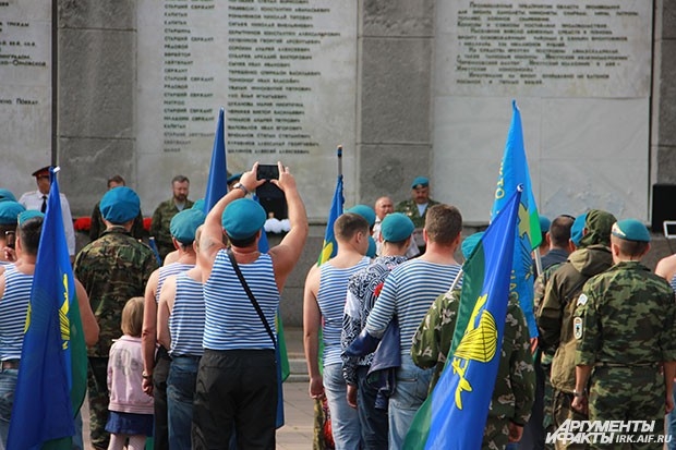 У мемориала «Вечный огонь» бойцов поздравили депутаты и командиры.  