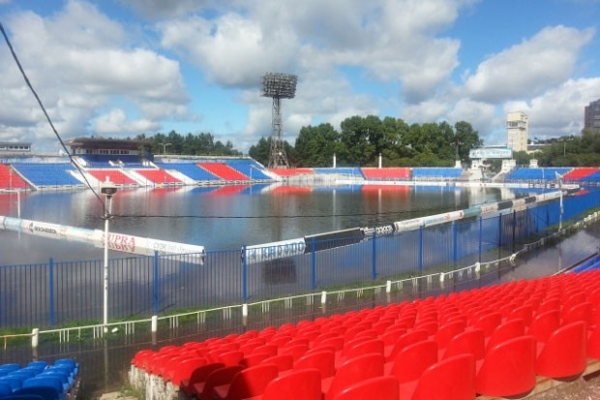 29 августа стадион уже больше стал напоминать бассейн - чаша заполнилась целиком.