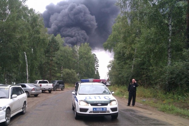 Эпицентр возгорания находится недалеко от трассы М-53 «Байкал», сильное задымление затрудняет движение.