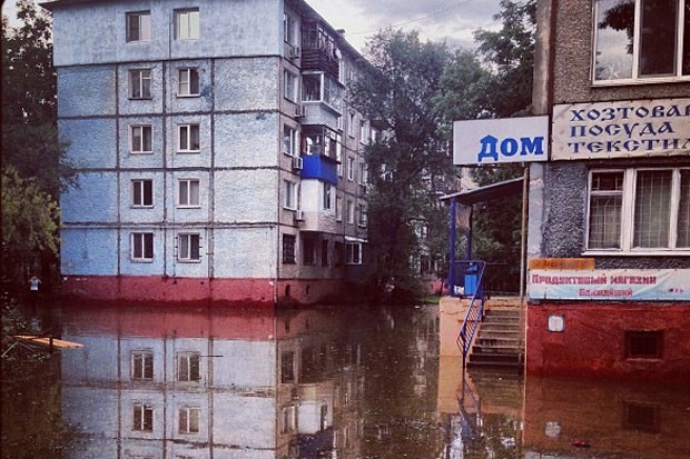 В ряде районов Хабаровска вода уже стоит у многоэтажных домов. Неохотно эвакуируются жители первых этажей. 