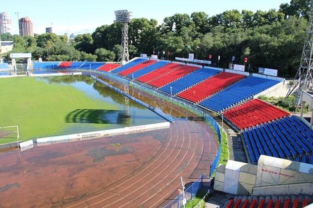 Постепенно вода равномерно затопила всю площадь стадиона.