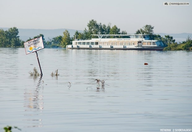 В районе Красной речки вода пошла в обход дамб, затопление усиливается.