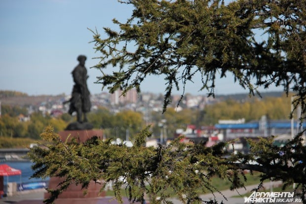 Вид на памятник первопроходцам