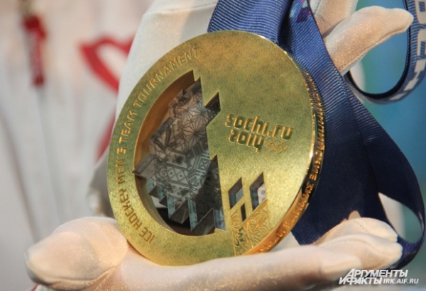 В центре каждой медали - прозрачный кристалл с традиционными русскими орнаментами. 